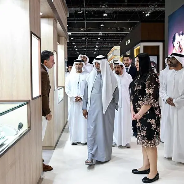 نهيان بن مبارك يفتتح معرض المجوهرات والساعات أبوظبي 2025