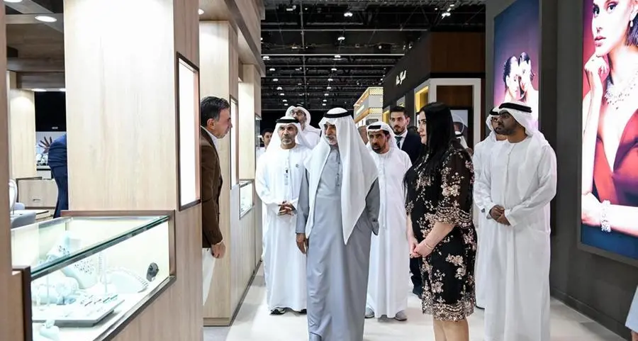 نهيان بن مبارك يفتتح معرض المجوهرات والساعات أبوظبي 2025