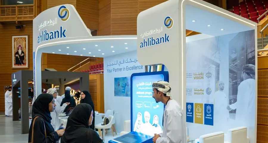 البنك الأهلي يستعرض الفرص الوظيفية للشباب في \"معرض الجامعة المهني 2026\" بجامعة السلطان قابوس