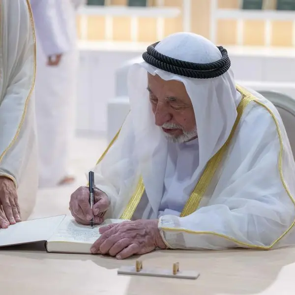 حاكم الشارقة يزور معرض مسقط الدولي للكتاب ويوقع أحدث إصداراته \"البرتغاليون في بحر عُمان، أحداث في حوليات من 1497م إلى 1757م\"