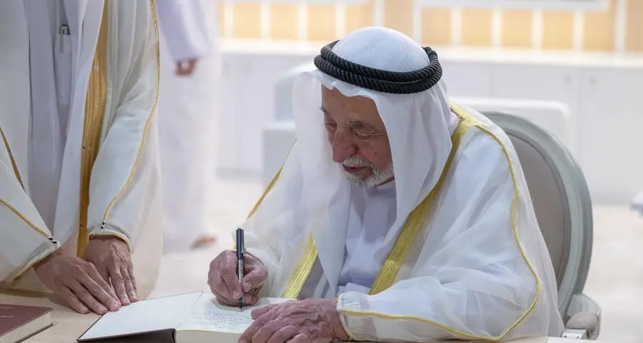 حاكم الشارقة يزور معرض مسقط الدولي للكتاب ويوقع أحدث إصداراته \"البرتغاليون في بحر عُمان، أحداث في حوليات من 1497م إلى 1757م\"