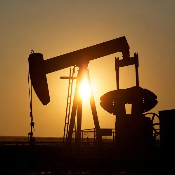 Oil set to close lower for second straight week