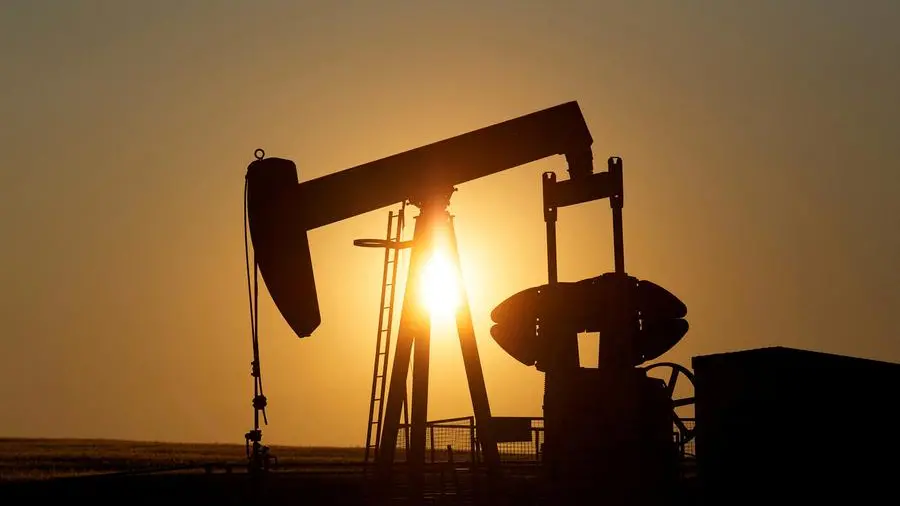 Oil set to close lower for second straight week