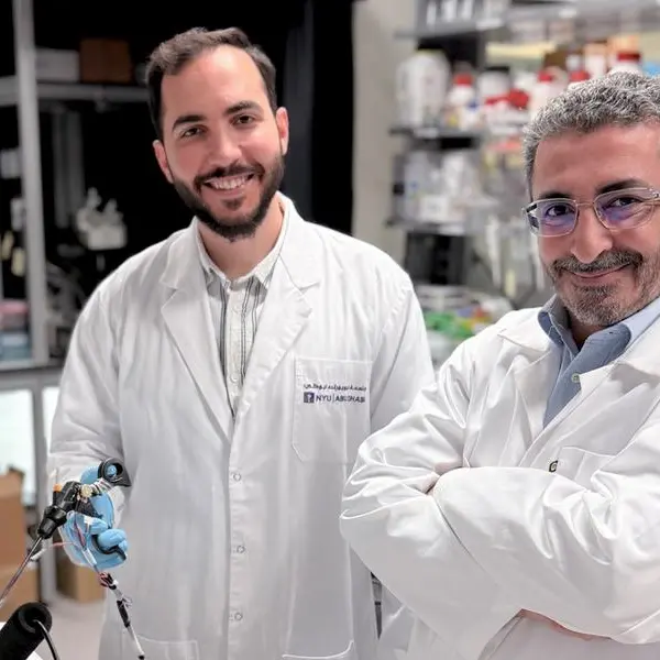 باحثون في جامعة نيويورك أبوظبي يطورون مستشعرات ذكيّة مرنة تعزز حاسة اللمس للجراحين خلال الجراحات طفيفة التوغل
