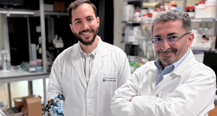 باحثون في جامعة نيويورك أبوظبي يطورون مستشعرات ذكيّة مرنة تعزز حاسة اللمس للجراحين خلال الجراحات طفيفة التوغل