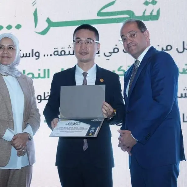 وزير المالية يكرّم شركة هواوي مصر بمنحها شهادة تقدير (الممول الملتزم ضريبياً)