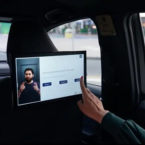 بنك الإمارات دبي الوطني يرسي معياراً جديداً في التوعية بمخاطر الاحتيال من خلال حملة تفاعلية داخل سيارات الأجرة