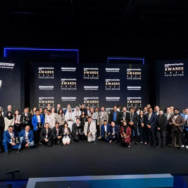جوائز أوتوميكانيكا دبي 2025 تُكرّم اللواء المتقاعد محمد الزفين المهيري بجائزة التقدير الخاصة