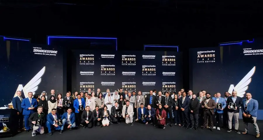 جوائز أوتوميكانيكا دبي 2025 تُكرّم اللواء المتقاعد محمد الزفين المهيري بجائزة التقدير الخاصة