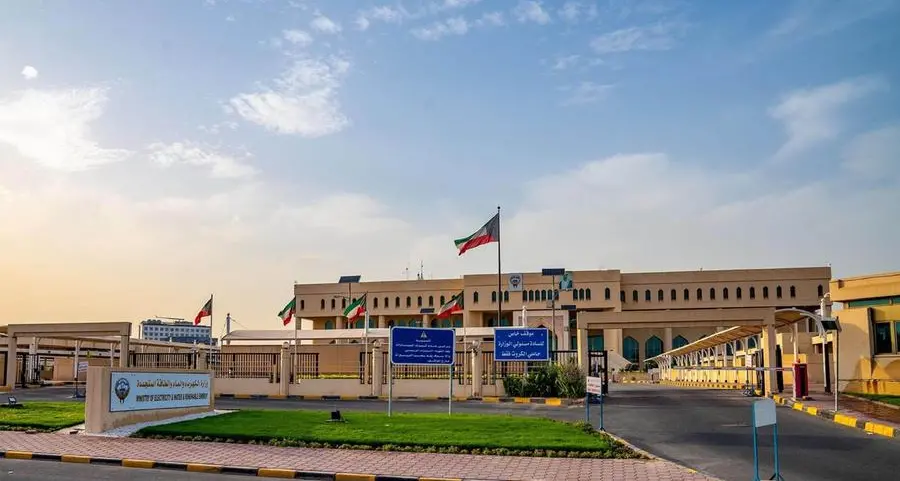 Kuwait: Seven overhead power lines out of service due to falling debris