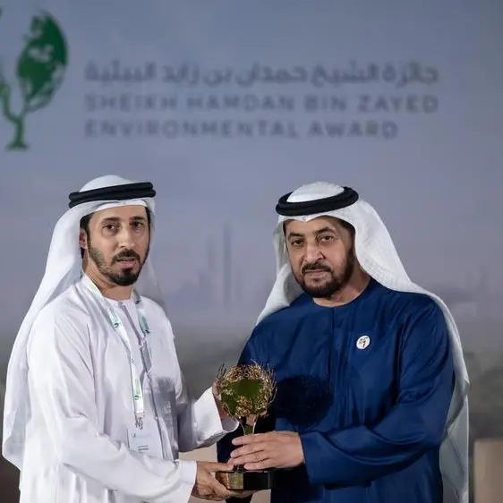 كلية محمد بن راشد للإدارة الحكومية ضمن أفضل 3 مؤسسات بحثية في جائزة الشيخ حمدان بن زايد البيئية تقديراً لتميزها في بحوث الاستدامة