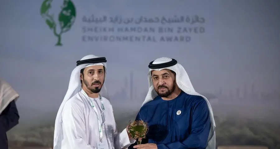 كلية محمد بن راشد للإدارة الحكومية ضمن أفضل 3 مؤسسات بحثية في جائزة الشيخ حمدان بن زايد البيئية تقديراً لتميزها في بحوث الاستدامة