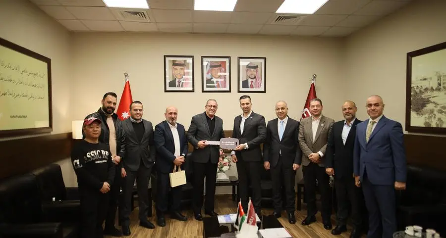 المركزية كنج لونج الأردن تسلّم جامعة الشرق الأوسط خمس حافلات حديثة