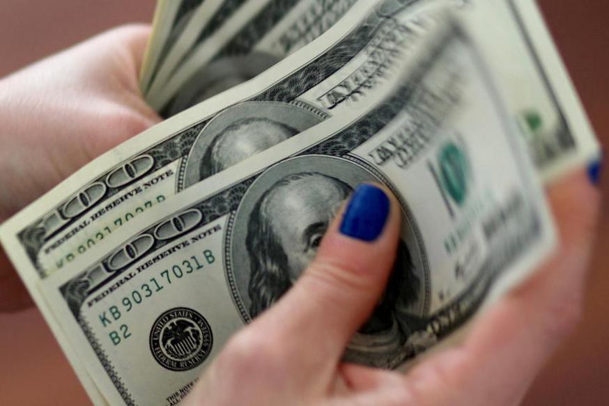 Dollar wavers with politics, credit risks and trade tensions in the spotlight
