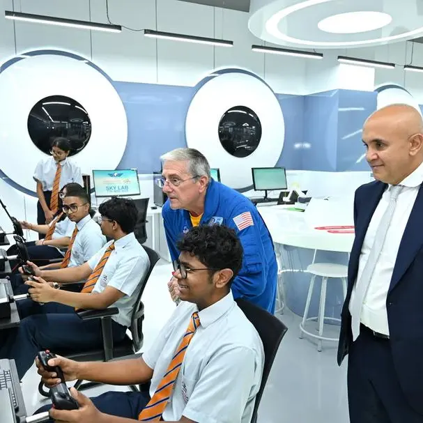 رائد الفضاء في وكالة ناسا الدكتور دون توماس يفتتح مختبر \"سكاي لاب\" في أكاديمية أمباسادور الدولية
