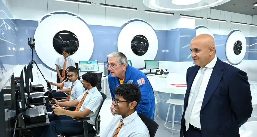 رائد الفضاء في وكالة ناسا الدكتور دون توماس يفتتح مختبر \"سكاي لاب\" في أكاديمية أمباسادور الدولية