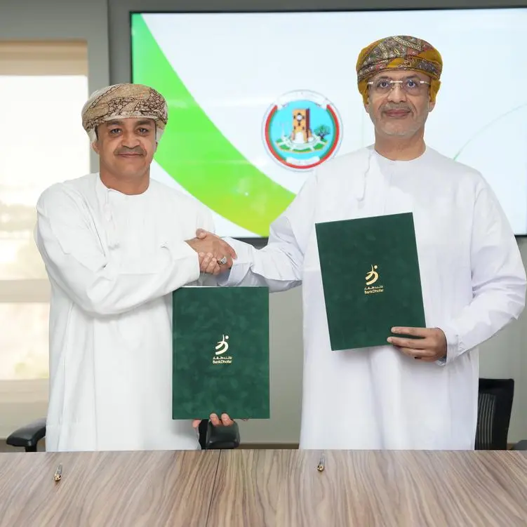 بنك ظفار يوقع اتفاقية شراكة استراتيجية مع بلدية ظفار في مجال الاستدامة البيئية