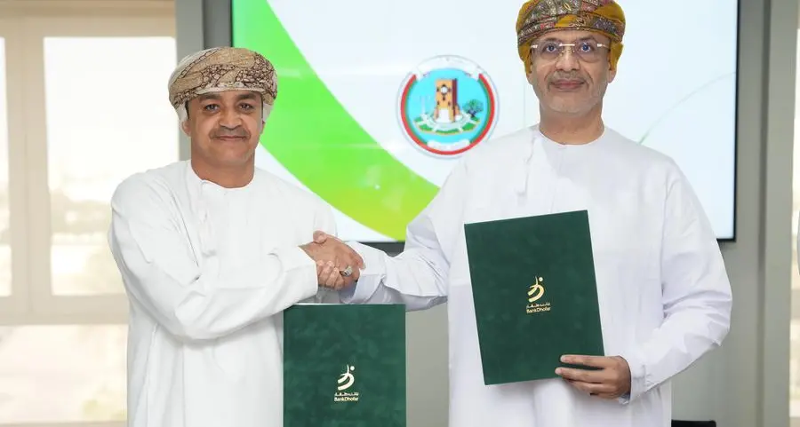 بنك ظفار يوقع اتفاقية شراكة استراتيجية مع بلدية ظفار في مجال الاستدامة البيئية