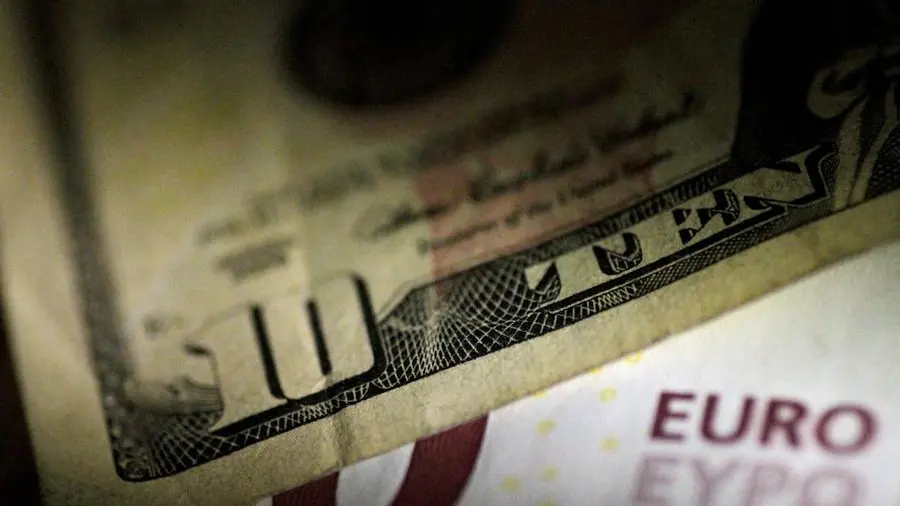 Dollar gains, euro sags as Iran war lifts energy prices