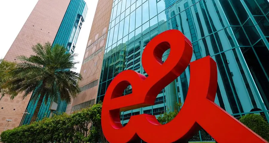 E& secures global leadership with world’s first commercial U6GHz network