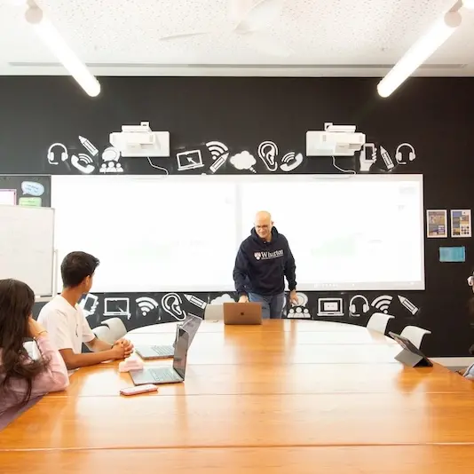 أركاديا للتعليم توسّع برنامج الإرشاد \"التفكير إلى الأمام\" لتعزيز جاهزية الطلبة للجامعات العالمية