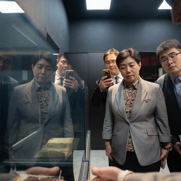 الشارقة وشاندونغ تناقشان تعزيز التعاون في القطاعات الحكومية والتنموية