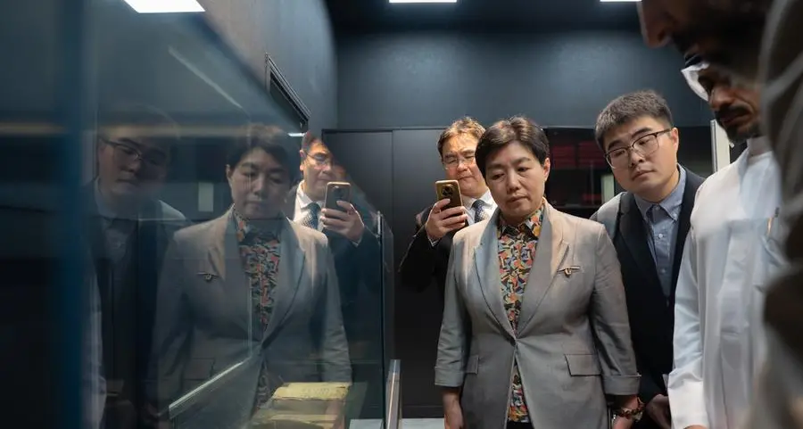 الشارقة وشاندونغ تناقشان تعزيز التعاون في القطاعات الحكومية والتنموية