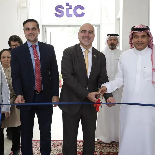 تدشين قاعة stc بحلتها الجديدة في كلية الآداب بجامعة البحرين