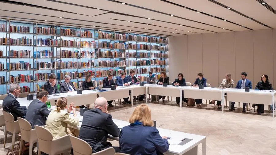 17 سفيراً ودبلوماسياً أوروبياً يبحثون مع \"علاقات الشارقة\" تعزيز الشراكات في مجالات الثقافة والتعليم والابتكار