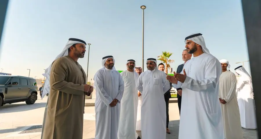 عبد العزيز النعيمي يفتتح أول محطة شحن متكاملة للمركبات الكهربائية في عجمان