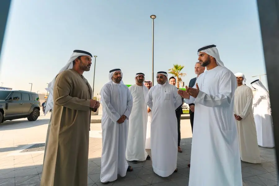 عبد العزيز النعيمي يفتتح أول محطة شحن متكاملة للمركبات الكهربائية في عجمان