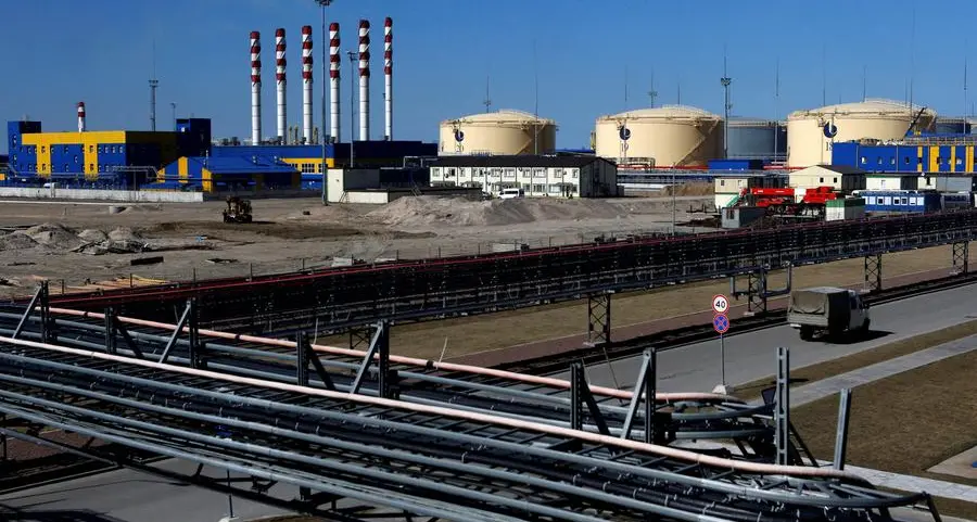 Oil little changed as traders assess supply risks