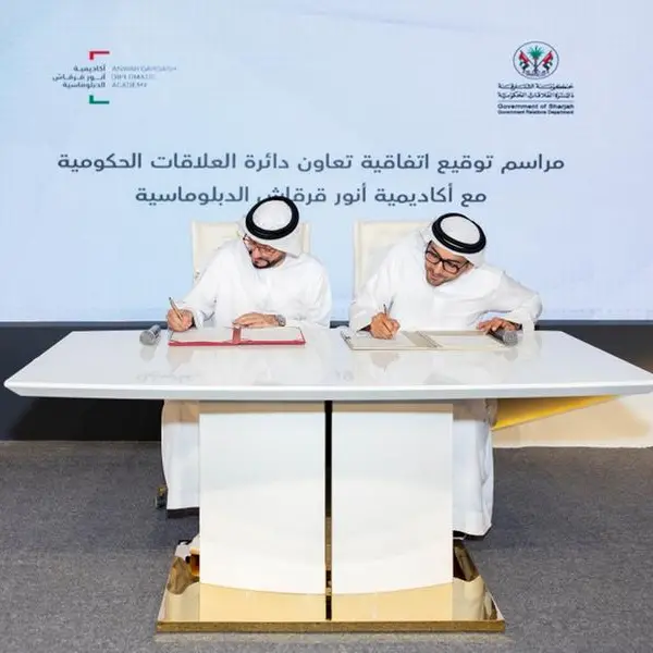 \"علاقات الشارقة\" وأكاديمية أنور قرقاش توقعان مذكرة تفاهم لتأهيل دبلوماسيي المستقبل وتعزيز التعاون المؤسسي