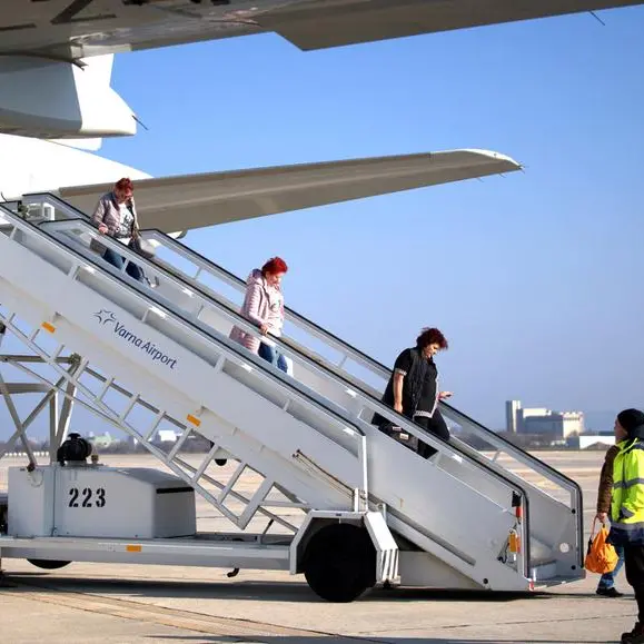 Airline shares rebound as trickle of Middle East flights resume