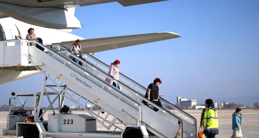 Airline shares rebound as trickle of Middle East flights resume