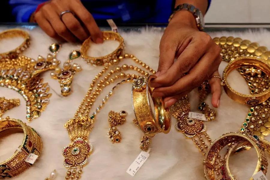 Gold rises on dip-buying, focus on US-China trade tensions
