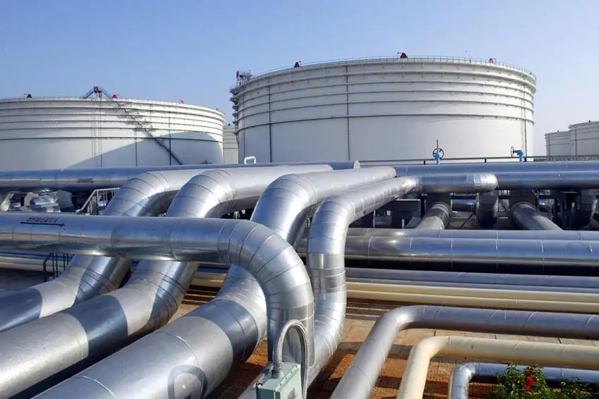 FILE PHOTO: China National Offshore Oil Corporation\\'s (CNOOC) oil storage facilities in Zhanjiang, south China\\'s Guangdong province are seen in this picture taken in 2004./File Photo , Reuters/Reuters
