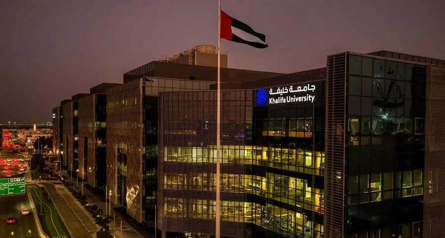 معهد المستقبل الرقمي في جامعة خليفة يطور أول نموذج لغوي للذكاء الاصطناعي من نوعه في العالم بنطاق الترددات الراديوية