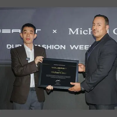 SOUEAST تتعاون مع مايكل سينكو في أسبوع الموضة بدبي لقيادة مفهوم التنقل الأنيق في الشرق الأوسط