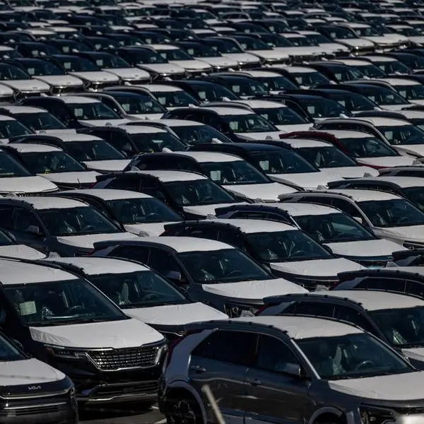 US car buyers rush to dealer lots to avoid tariff-related price hikes