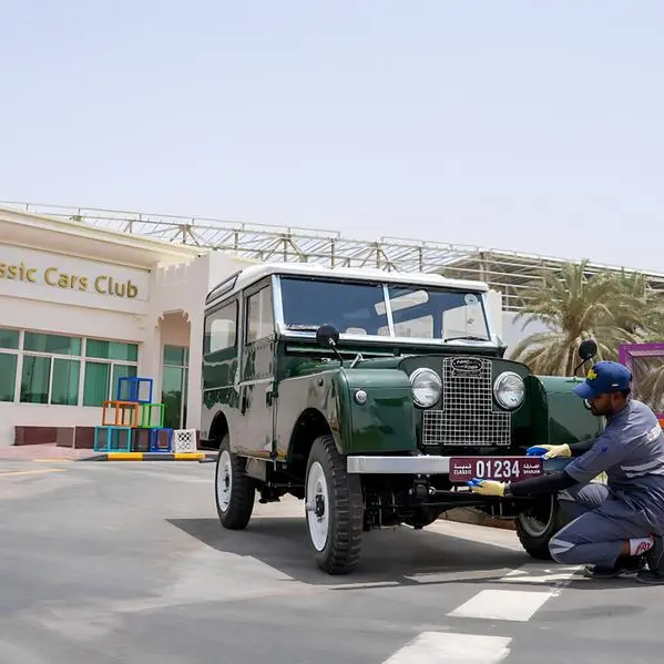 \"نادي الشارقة للسيارات القديمة\" يفتتح مصنع طباعة لوحات الأرقام