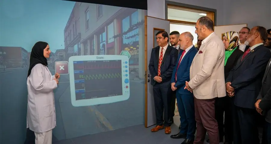 جامعة عجمان تطلق مختبر الواقع الافتراضي التفاعلي ومركز PharmaPro لتعلّم صناعة الأدوية