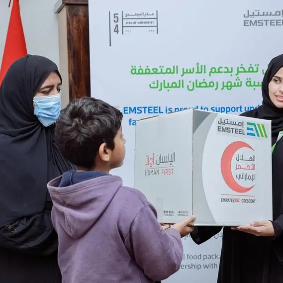 شركة إمستيل والهلال الأحمر الإماراتي يقومان بتوفير المواد الغذائية الأساسية لـ 300 أسرة محتاجة