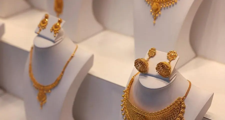 Gold reclaims $4,000/oz level as dollar slips, US shutdown woes persist