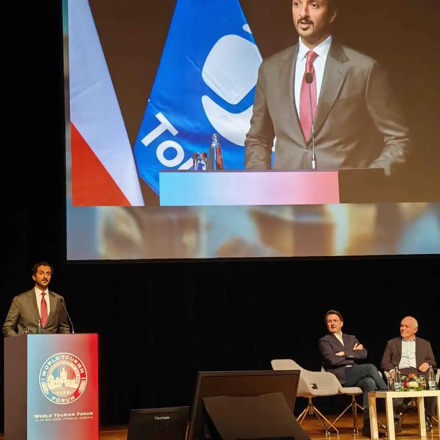 معالي بن طوق يُشارك في \"منتدى السياحة العالمي\" في براغ ويؤكد ريادة تجربة الإمارات في تعزيز السياحة المستدامة عبر دمج التكنولوجيا وتحفيز الابتكار
