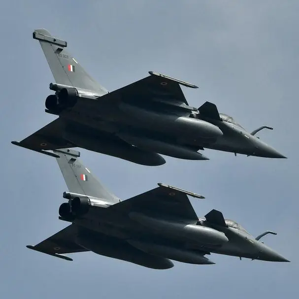 India and Pakistan accuse each other of attacks, tourists flee
