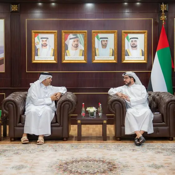 معالي سعيد محمد الطاير يسلط الضوء على مشروعات الطاقة النظيفة والابتكار الرقمي خلال استقباله القنصل العام لدولة قطر