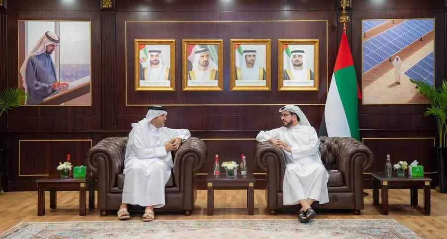 معالي سعيد محمد الطاير يسلط الضوء على مشروعات الطاقة النظيفة والابتكار الرقمي خلال استقباله القنصل العام لدولة قطر