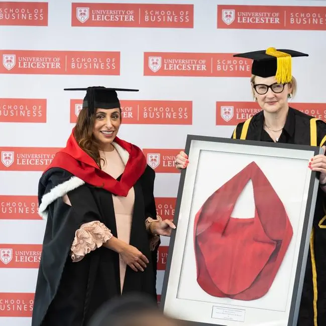 بدور القاسمي تحصل على أول لقب \"أستاذ فخري\" تمنحه جامعة ليستر البريطانية