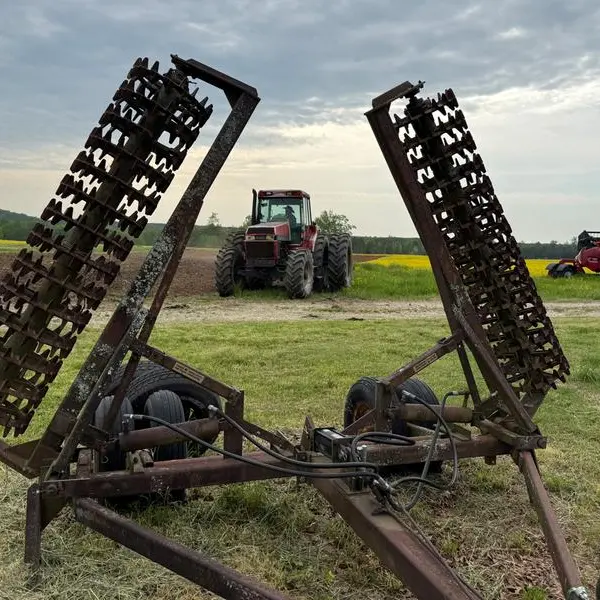 Soybeans edge lower as plentiful supply stifles gains